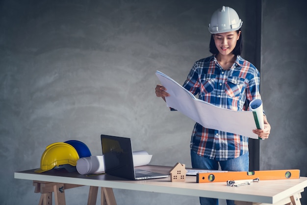 Architect &amp; Engineer Arbeitszeichnungsdokument über die Projektplanung und den Fortschritt des Arbeitsplans auf der Hauptbaustelle