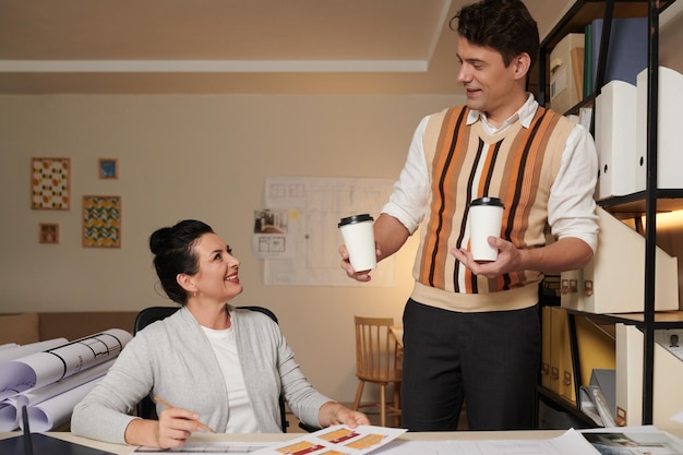 Architekt, der dem Kollegen Kaffee bringt