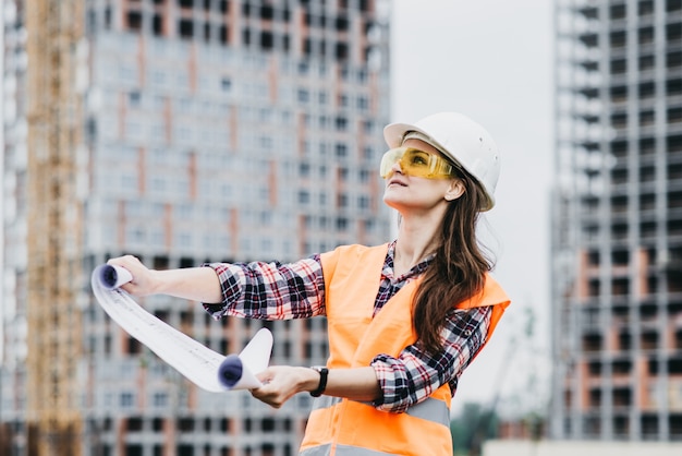 Architekt Frau mit einem Plan. Ein architektonisches Konzept