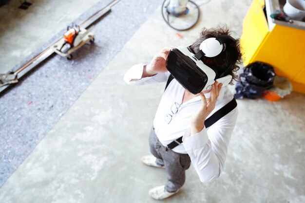 Foto architekt nutzt virtual-reality-brille auf der baustelle