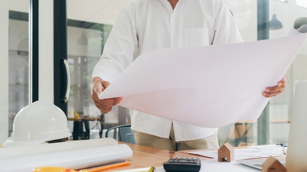 Architekt oder Ingenieur, die im Büro arbeiten