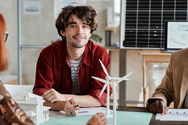 Architekt sitzt bei Besprechung im Büro