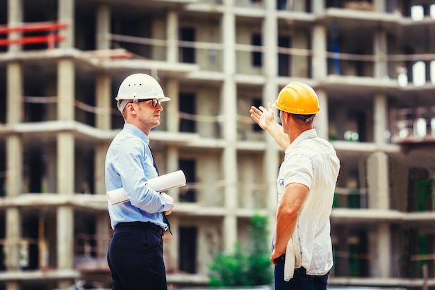 Architekt und Erbauer, die an der Baustelle sich besprechen