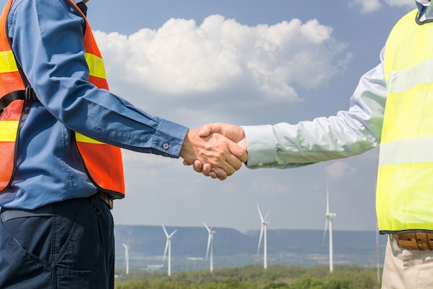 Architekt und Ingenieur schütteln sich die Hand