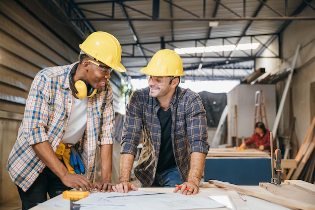 Foto architekten arbeiten auf der baustelle