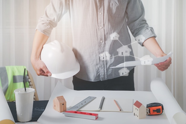 Foto architekten arbeiten mit bauplänen im büro, inspektion am arbeitsplatz für architekturplan. baukonzept.