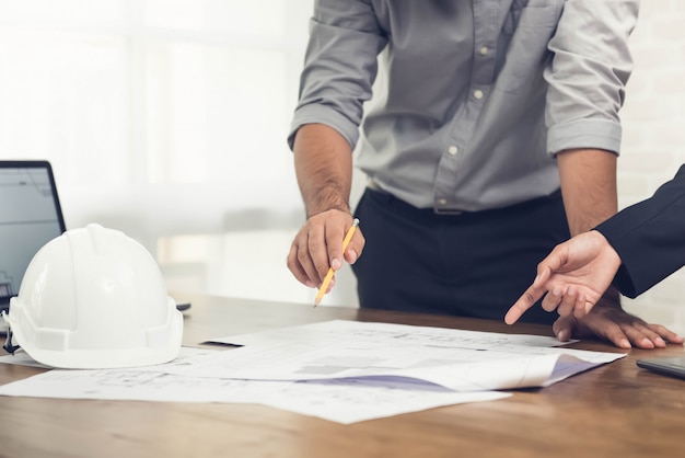 Architekten, die ein projekt im büro besprechen