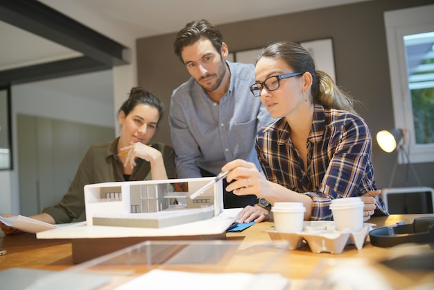 Architekten, die über Projekt nach modernem Haus suchen