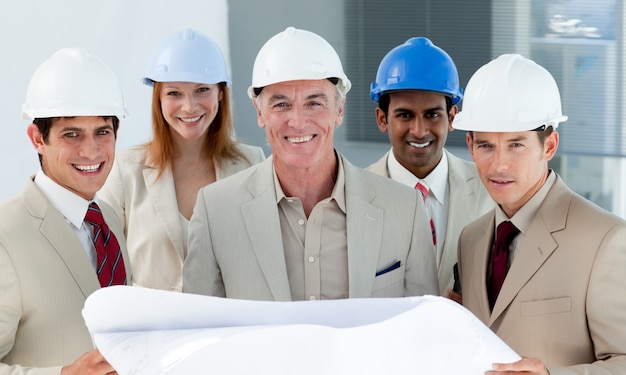 Architekten mit Hardhats in einer Baustelle