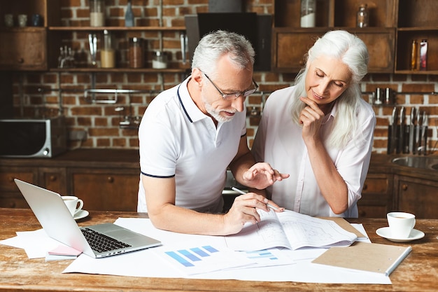 Architekten zeichnen Bauplan und sprechen im Home Office