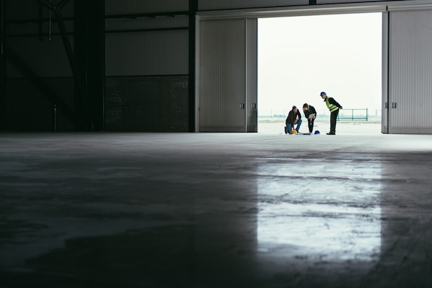 Architektenteam-Leselichtpause auf Arbeitsstandort