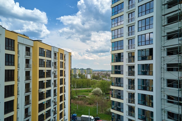 Architektonische Details der Fassade des modernen Hochhauses mit vielen Fenstern und Balkonen