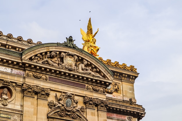 Architektonische Details der Fassade des Paris Opera Palais Garnier Frankreich April