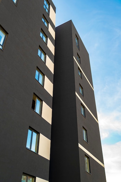 Architektonische Details des modernen Wohnhauses gegenüber blauem Himmel