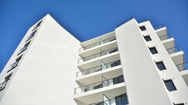 Architektonische Details eines modernen Wohnhauses Modernes europäisches Wohnhaus