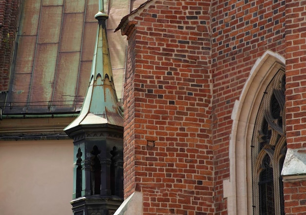 Architektonische Elemente der Krakauer mittelalterlichen Backsteinmauer der Kathedrale im Zentrum der Altstadt