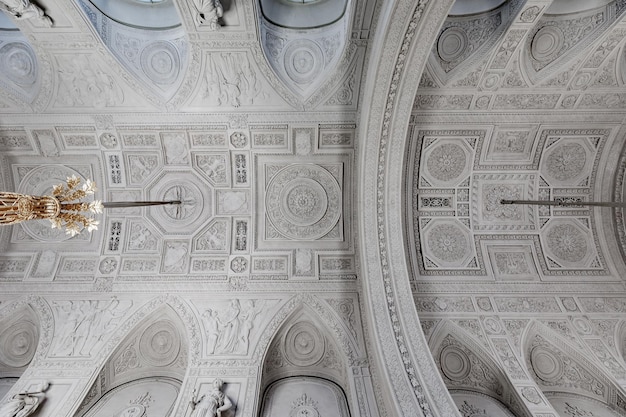 Architektonische Innenansicht der Decke von unten mit monochromem Flachrelief und geometrischem Muster