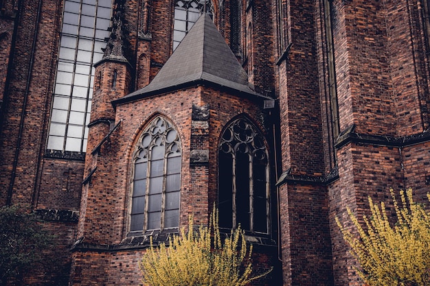 Foto architektonisches detail der alten gotischen kathedrale in europa