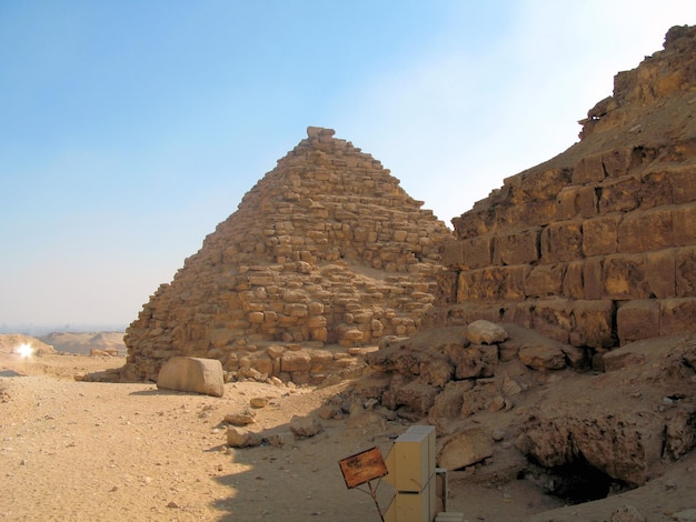 Architektur der alten ägyptischen Tempel und Pyramidensymbole und Zeichen der Religion