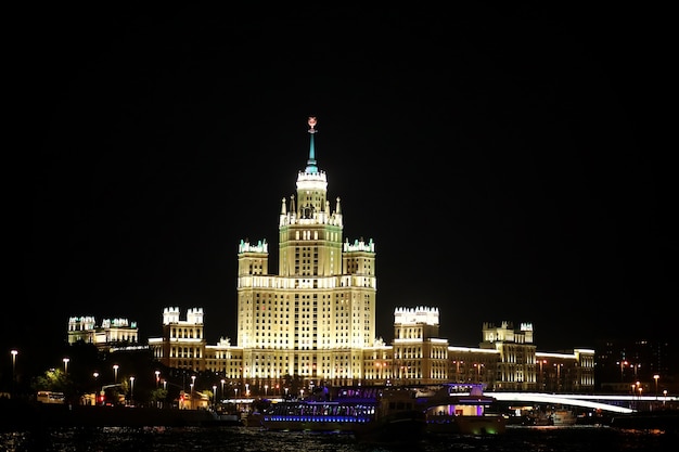 Architektur der Hauptstadt Russlands bei Nacht mit heller Beleuchtung