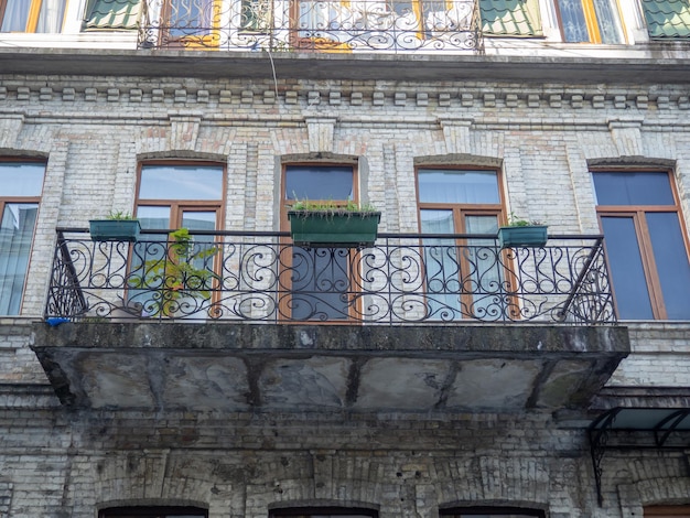 Architektur des alten Stadtteils Balkone der alten Stadt gemütliche nach Süden gerichtete Balkone Häuser in Batumi