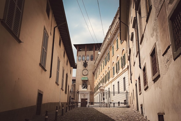 Architektur des historischen Zentrums von Bergamo, traditionelles italienisches Haus in der Oberstadt von Bergamo, Italien