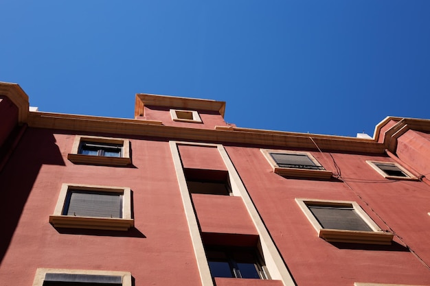 Architektur eines roten Hauses vor blauem Himmel