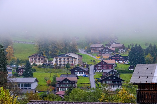 Architektur Gebäude mit Nebel in Lauterbrunnen.