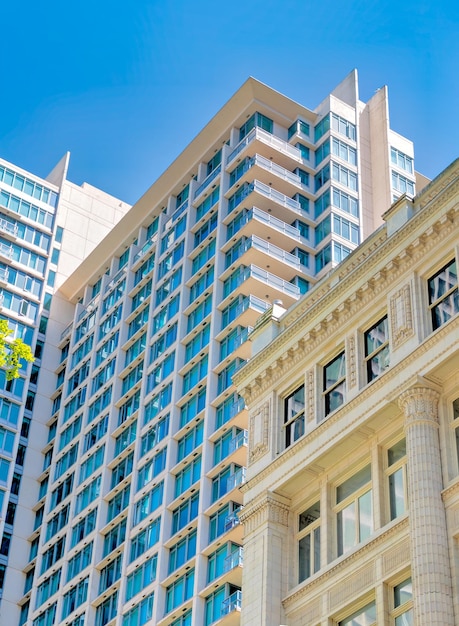 Architektur historischer und moderner Gebäude in der Innenstadt von Vancouver, Kanada