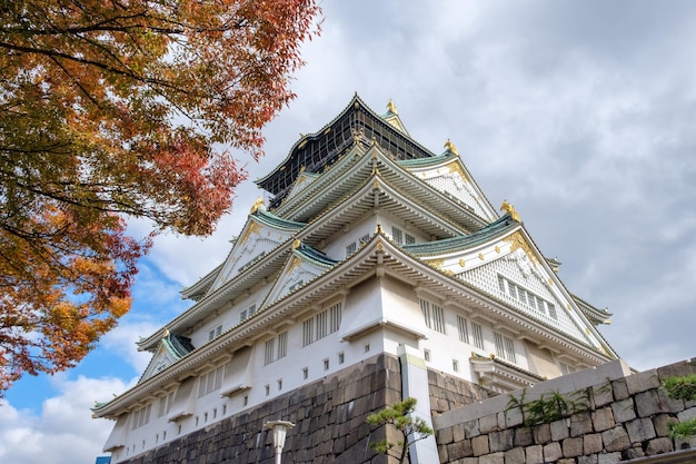 Architektur Osaka-Schloss mit Herbstbaumabdeckung