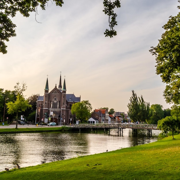 Architektur und Kanalblick in Alkmaar, Niederlande