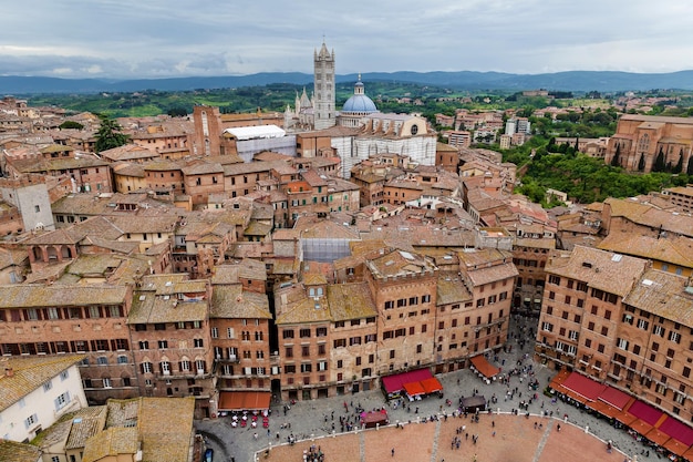 Architektur und Sehenswürdigkeiten der mittelalterlichen Stadt Siena Blick auf den Dom und die Dächer historischer Gebäude Sehenswürdigkeiten der mittelalterlichen Stadt Siena in Italien