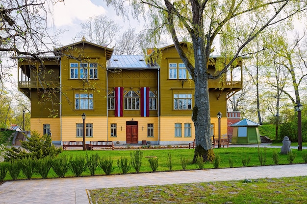 Architektur von Kuldiga in Kurland im Westen Lettlands. Früher hieß es Goldingen.