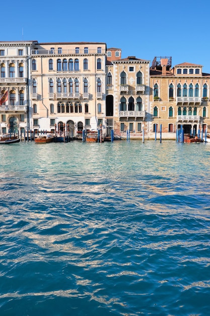 Architektur von Venedig, Italien. Paläste und historische Häuser im Wasser des Canal Grande. Traditionelle venezianische Architektur.