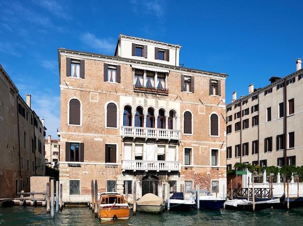 Architektur von Venedig Italien Palazzo und historische Häuser im Wasser des Canal Grande Traditionelle venezianische Architektur