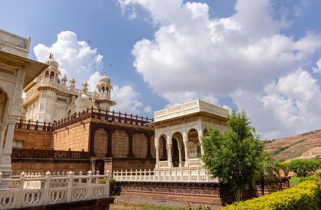 Architekturansicht von Jaswant Thada Cenotaph aus weißem Marmor in Jodhpur, gebaut im Jahr 1899