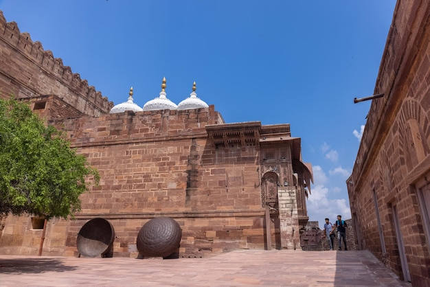 Architekturansicht von Mehrangarh Fort mit Jodhpur Stadtlandschaft während eines Tages Ein UNESCO-Erbe