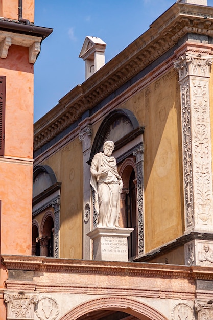 Architekturdetail einiger Gebäude auf der Piazza dei Signori in Verona in Italien
