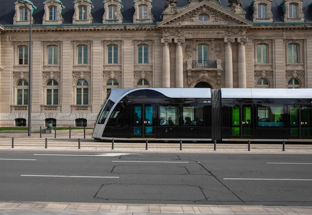 Architekturgebäude und Straßenbahn in der Stadt Luxemburg