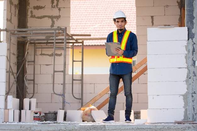 Architekturingenieur, der die Qualitätskontrolle auf der Baustelle durchführt