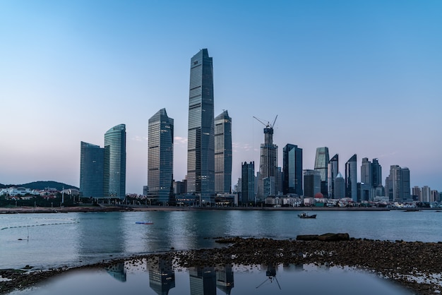 Architekturlandschaft der schönen Küstenlinie in Qingdao, China