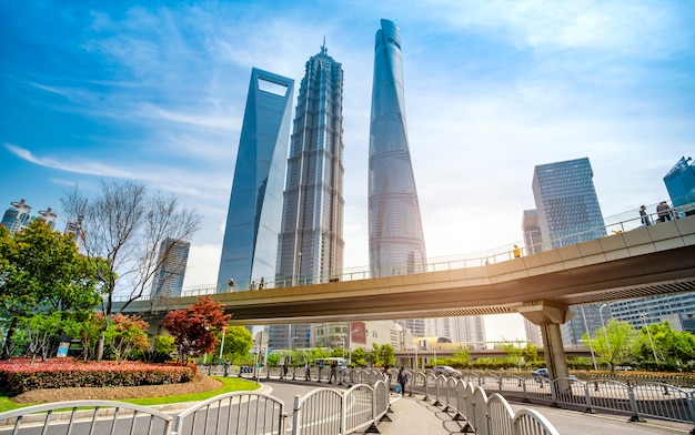 Architekturlandschaft und städtische Straße des Bürogebäudes Lujiazui in Shanghai