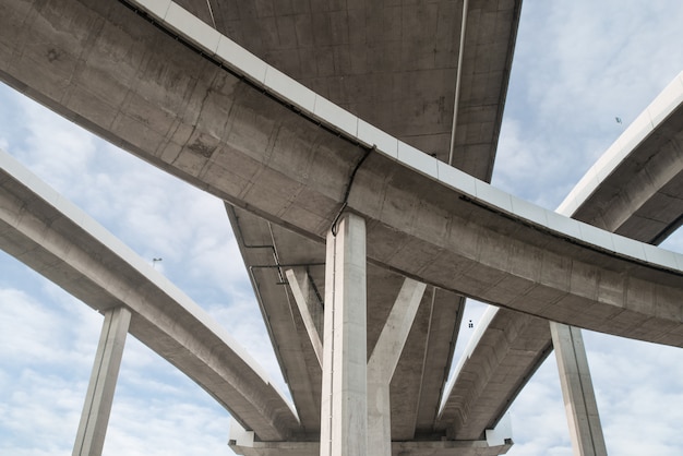 Foto architekturlinien unter der brücke, erhöhte schnellstraße, die kurve der brücke in bangkok, thailand.