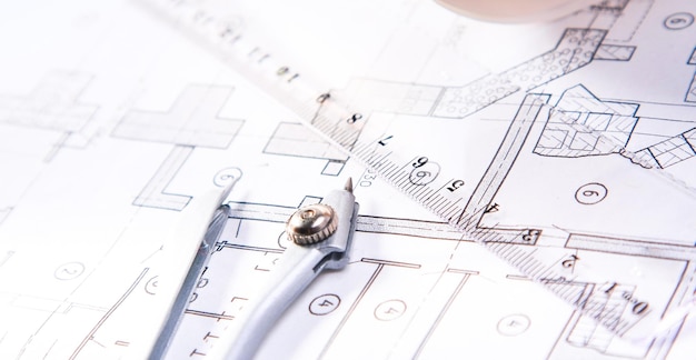 Architekturpläne Kompass und Lineal auf dem Schreibtisch
