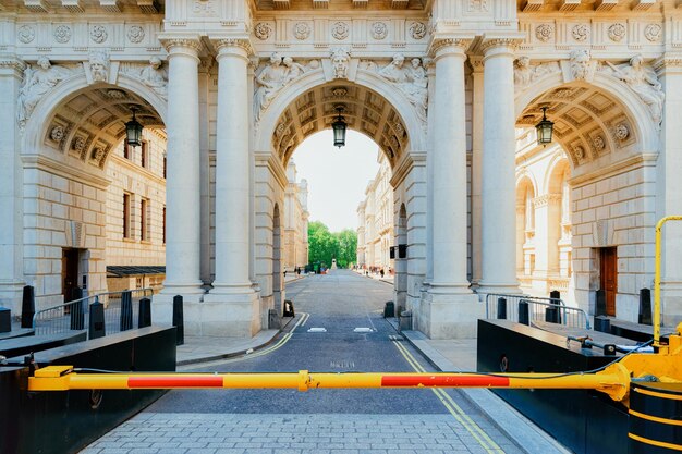 Archway en Admiralty Arch cerca de Trafalgar Square y el centro comercial en la ciudad de Londres en el Reino Unido. Calle en el casco antiguo, Inglaterra.