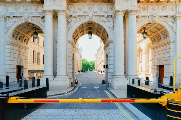 Archway no Admiralty Arch perto de Trafalgar Square e do Mall na cidade de Londres, no Reino Unido. Rua na cidade velha, Inglaterra.