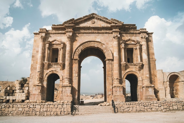 Arco de Adriano en la antigua ciudad jordana de Gerasa, en el día preestablecido de Jerash, Jordania. Se encuentra a unos 48 km al norte de Amman. La antigua ciudad romana de Jerash es una de las principales atracciones de Jordania.