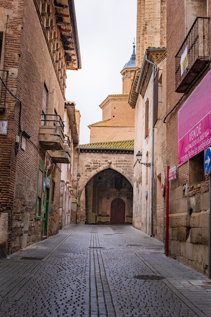 Arco al final de una calle de la ciudad.