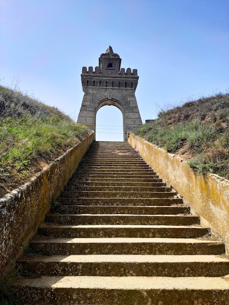 Arco antiguo cerca del estuario de Kuyalnitsky, distrito de Odessa, Ucrania. Escaleras y arco de ladrillo antiguo, hito, patrimonio histórico.