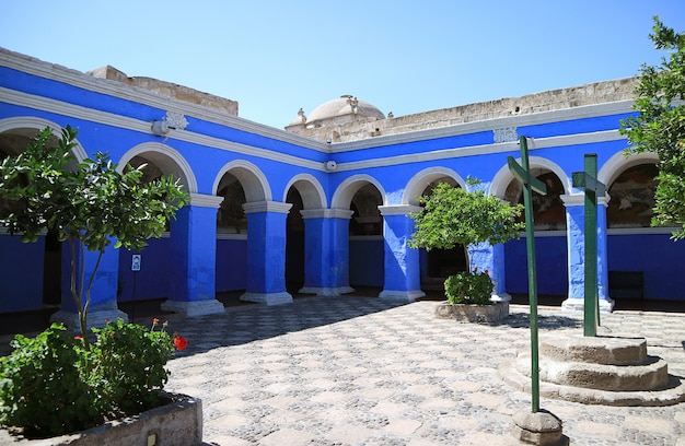 Arco azul vívido no claustro do mosteiro de Santa Catalina (Santa Catarina), Arequipa, Peru